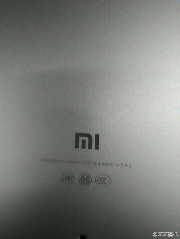 小米筆記本？看樣子面板是鋁模具